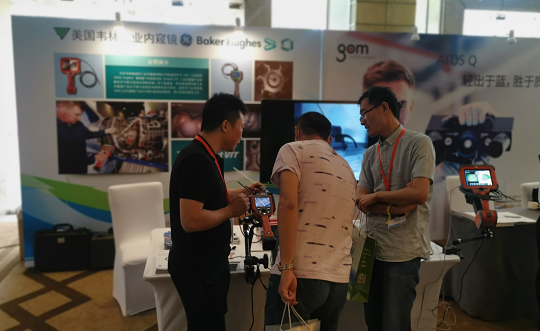 北京韋林意威特工業(yè)內(nèi)窺鏡有限公司的技術(shù)人員，正在為與會(huì)者介紹韋林工業(yè)內(nèi)窺鏡在汽車檢測(cè)方面的應(yīng)用